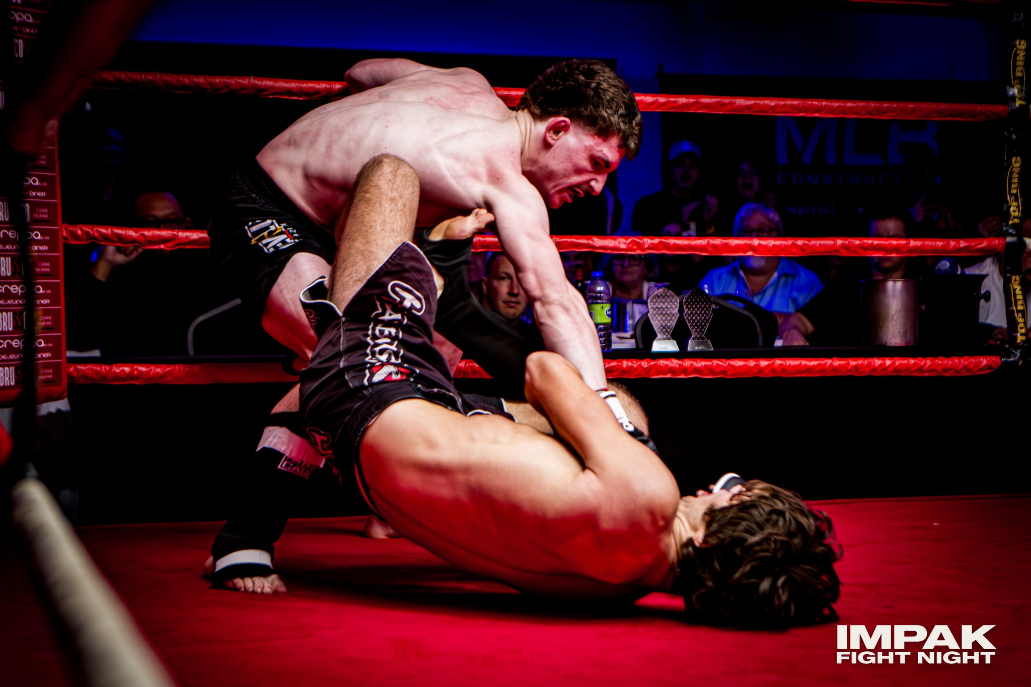 Combattant MMA pratiquant du ground and pound